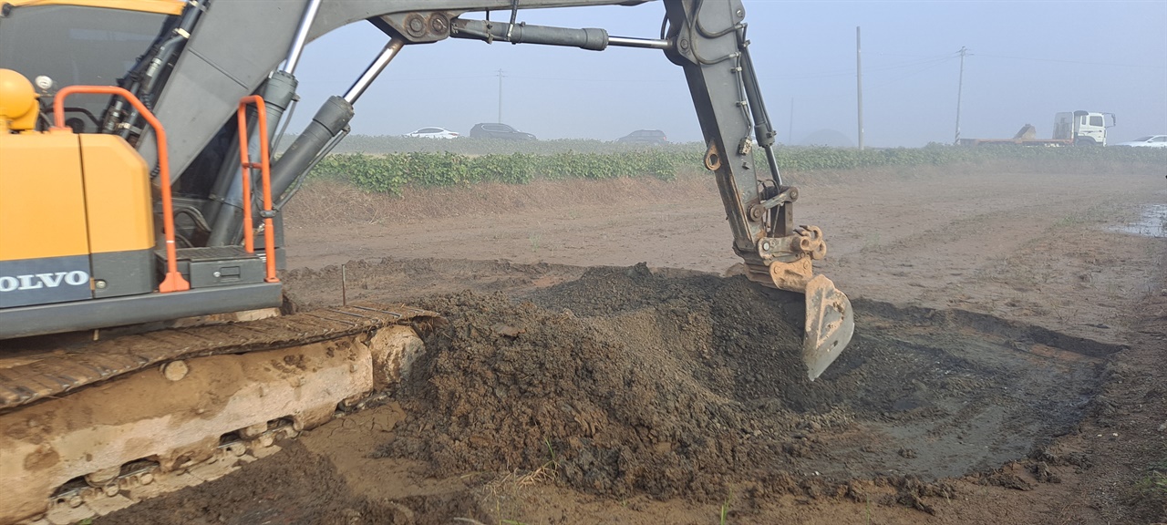 안개가 낀 15일 오전, 충남 예산군 삽교읍의 한 논에서는 논에 묻힌 불법 폐기물을 퍼 올리는 작업이 진행됐다. 