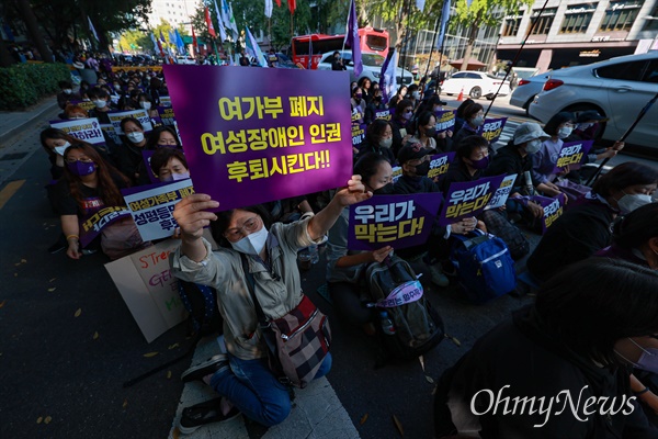 여성가족부 폐지안 규탄 전국 집중집회가 15일 오후 서울 종로 종각역 네거리에서 전국195개 여성시민노동사회단체 주최로 열렸다. 