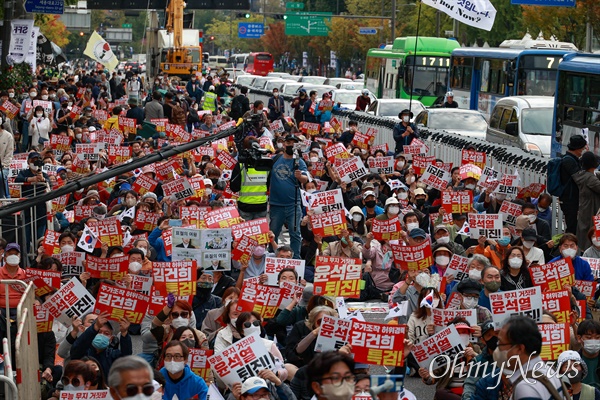  김건희 특검, 윤석열 퇴진 10차 촛불대행진이 15일 오후 서울 중구 청계광장앞 세종대로에서 촛불행동 주최로 열리고 있다. 