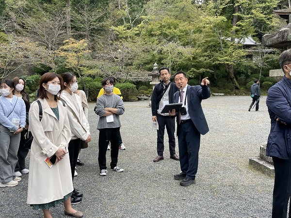          이번 시가현 절 탐방은 교토한국교육원과 오사카 총영사관이 주관하는 한일대학생포럼 행사의 일부였습니다. 이용훈 교토한국교육원 원장님께서 참가 대학생들에게 설명하고 계십니다.