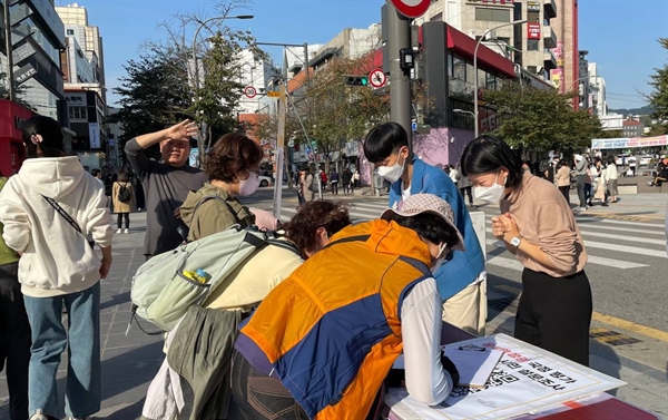 시민들이 ‘윤석열 정권 국정 평가’에 참여하고 있다. 