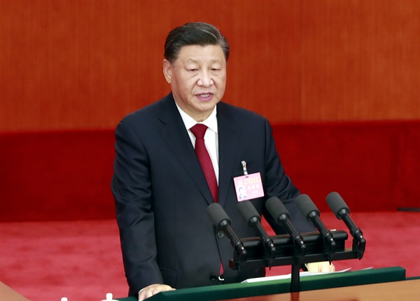 시진핑 중국 국가 주석이 16일 오전 베이징 인민대회당에서 열린 중국 공산당 제20차 전국대표대회 개막식에서 업무보고를 하고 있다.