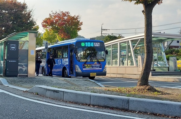 104번 버스를 비롯해 많은 시내버스들이 현충원역을 경유한다. 
