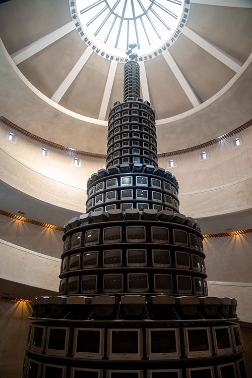 <다다익선>은 과천관 로비에 설치된 나선형 비디오 타워다. 개천절을 의미하는 1003대의 TV 수상기가 7.5m 원형 기단에 18.5m 높이의 5층 탑처럼 세워진 형태다.