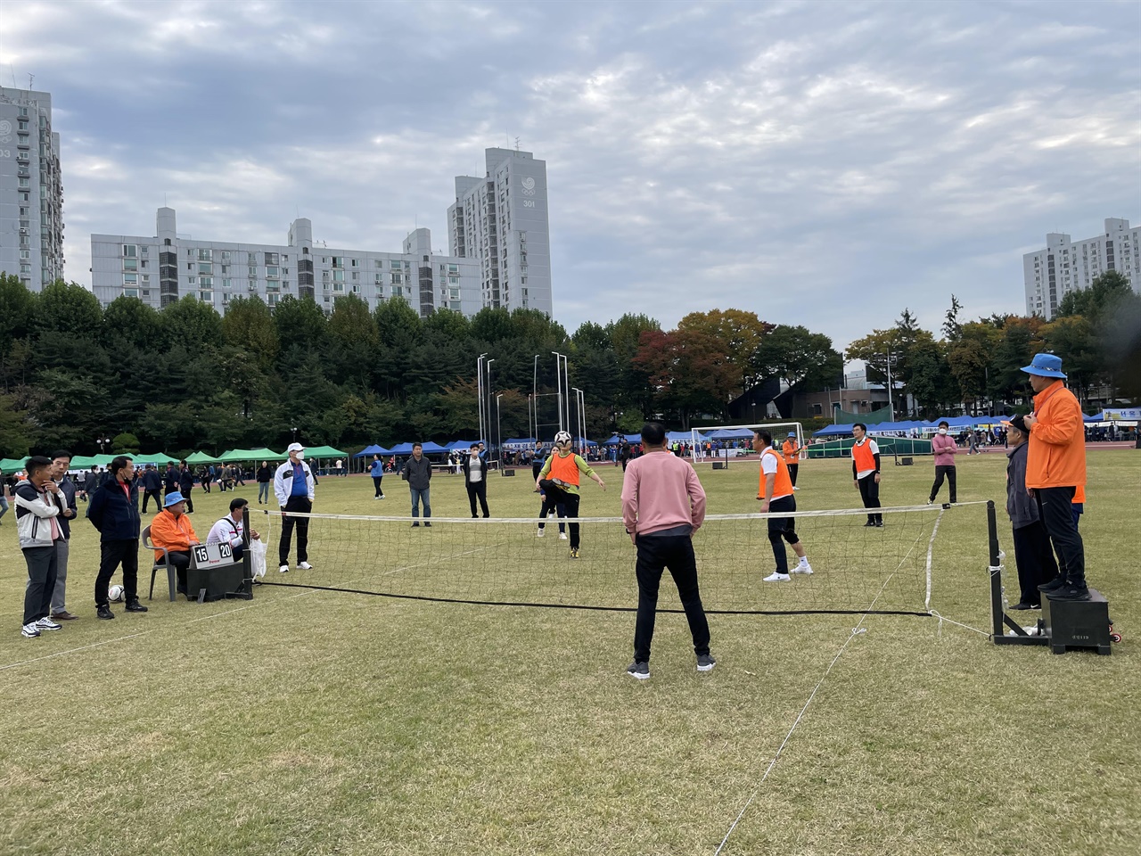 족구경기 하는 서울제주도민회 팀들
