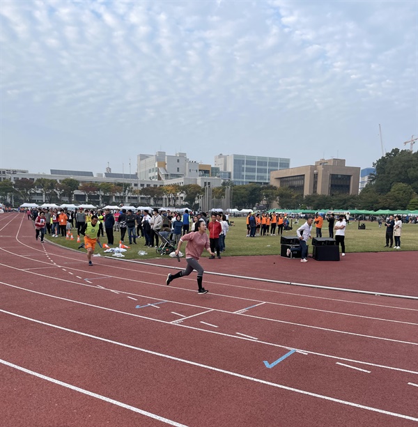 800m 이어달리기 하는 서울제주남원읍민회 팀