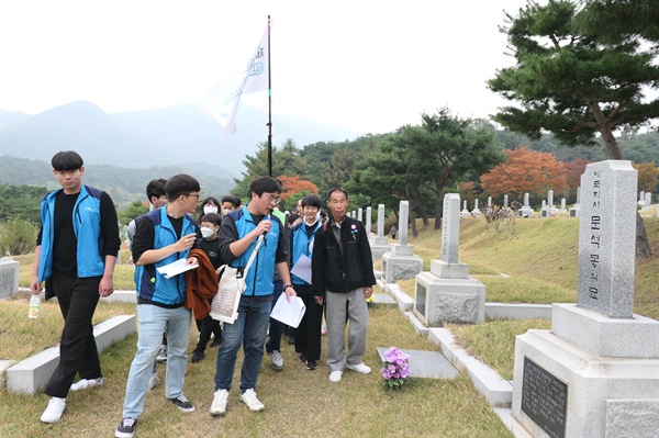  을미의병 효시의 주인공 문석봉(독립유공자 2-168) 애국지사의 묘 앞에서 해설을 하고 있다.