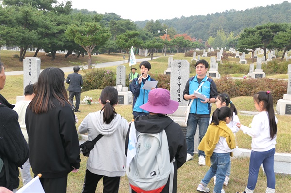 '임시정부 어머니’라 불리는 곽낙원(독립유공자 2-771) 애국지사의 묘 앞에서 해설을 하고 있다.