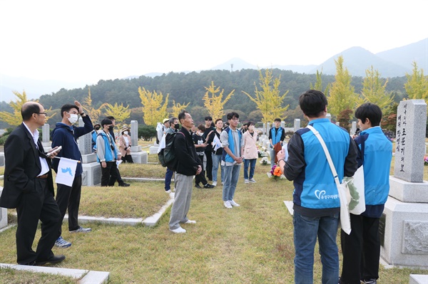 부민관 폭탄의거의 주역 중 한 사람인 조문기(독립유공자3-705) 지사의 묘 앞에서 해설을 하고 있다.