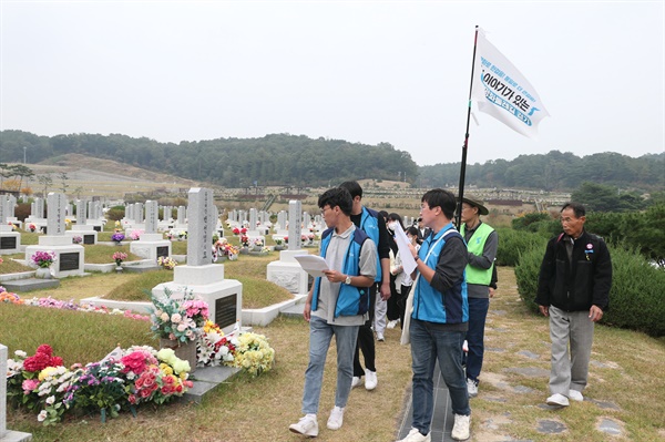 친일반민족행위자로 결정되었지만 대전현충원에 안장된 백선엽(장군 2-555)의 묘 앞에서 해설을 진행하고 있다.
