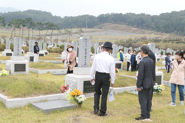 학도병으로 징집되었지만 일본군을 탈출해 광복군이 된 김준엽(독립유공자 4-397)의 묘 앞에서 해설을 진행하고 있다.