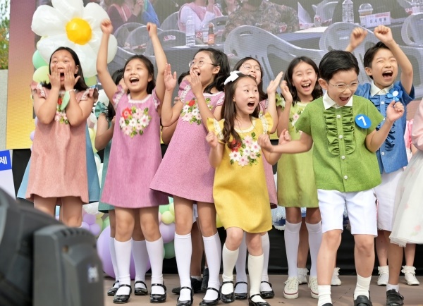 7번째로 노래한 '꿈꾸는 기차'팀이 대상 수상을 발표하자 환호 하고 있다. 경기도 안양시에서 출전한 팀으로 김여송외 11명으로 구성됐다.