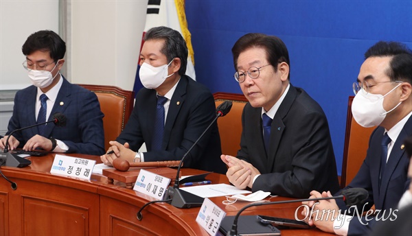 이재명 더불어민주당 대표가 17일 서울 여의도 국회에서 열린 최고위원회의에서 발언하고 있다. 