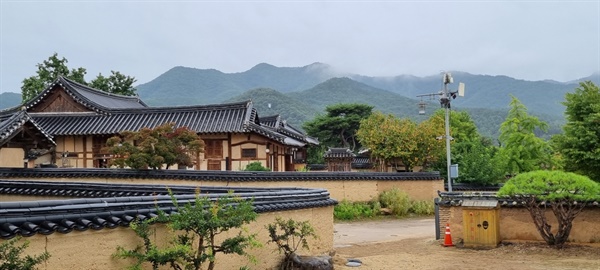 하회마을 동쪽의 화산 줄기가 낮은 구릉을 형성하면서 마을의 서쪽 끝까지 뻗어 흐르고 있다. 