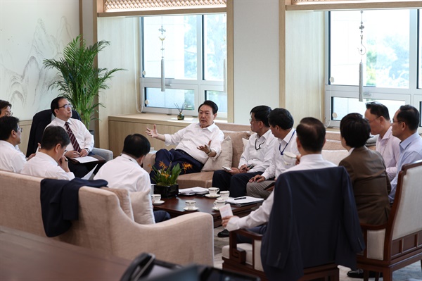 윤석열 대통령이 17일 오전 용산 대통령실에서 수석 비서관 회의를 주재하고 있다.