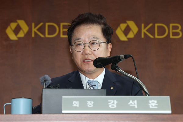 강석훈 산업은행 회장이 2022년 9월 26일 오후 서울 여의도 산업은행에서 대우조선해양의 전략적 투자유치 절차 개시와 관련해 브리핑하고 있다.