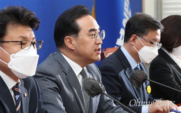 박홍근 더불어민주당 원내대표(가운데)가 18일 서울 여의도 국회에서 열린 국감대책회의에서 발언하고 있다. 