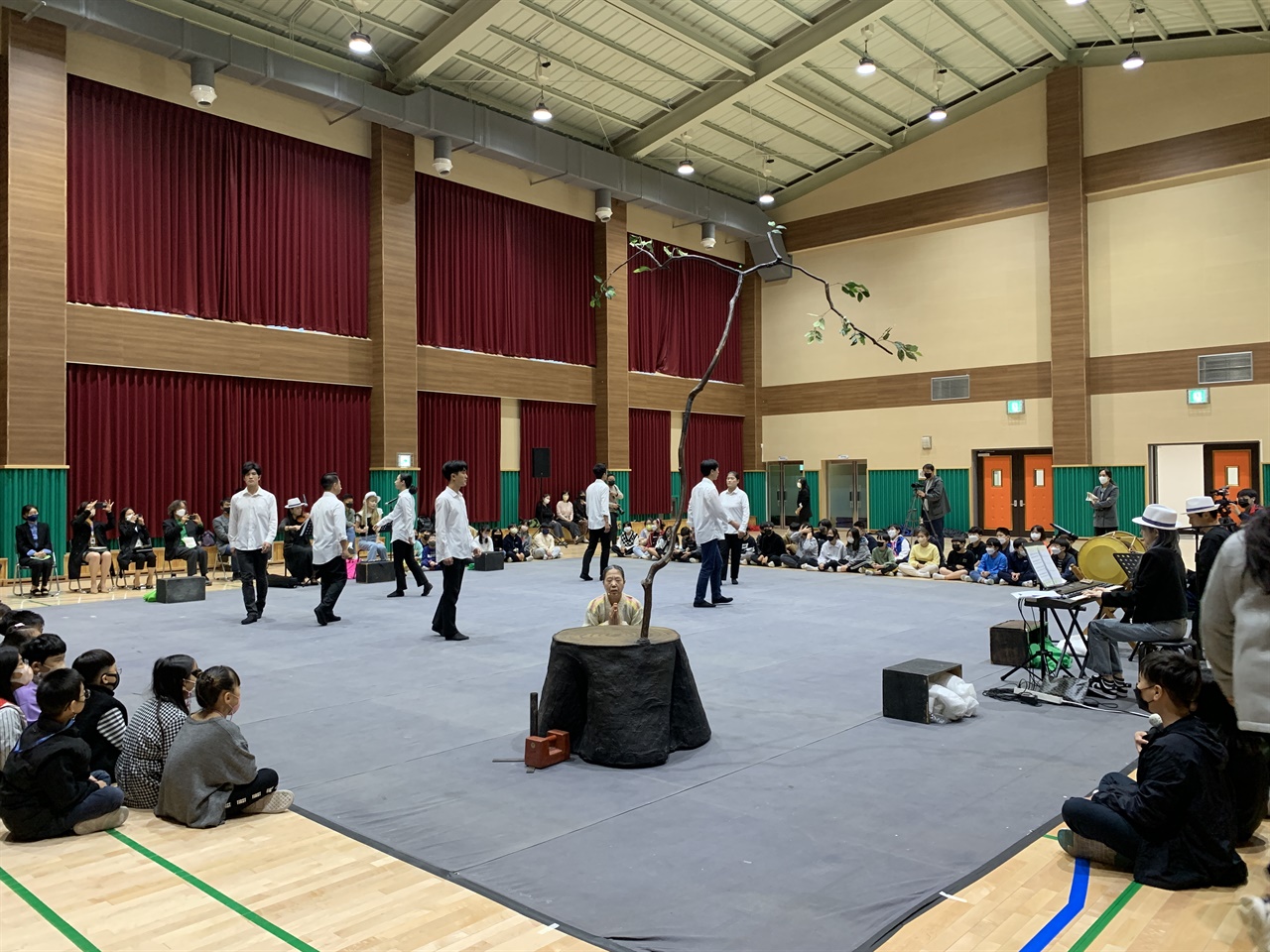 17일 대전 석봉초등학교 강당에서 마당극패 우금치 기후위기 기획 공연 ‘라스트 생존게임’이 열렸다. 