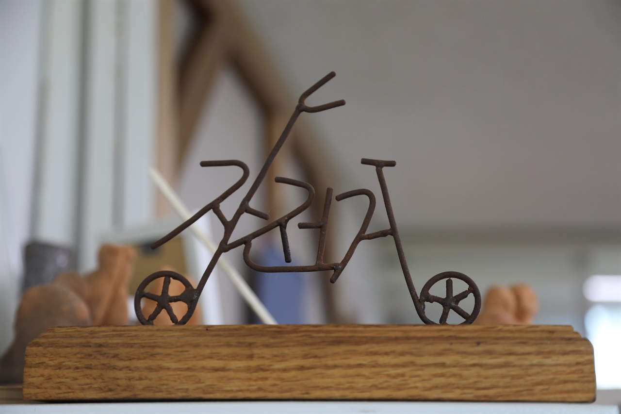 어느 날 소파에 앉아 빈둥거리고 있는데 베란다에 세워 둔 자전거가 "내 이름은 자전거입니다" 라고 말하는 것처럼 보였어요. 자전거 모양에서 자전거라는 글자가 보인거죠. 그래서 그걸 조금 더 연구해서 용접으로 만들어봤습니다. 아이들은 장전겅이라고 불러요.(이성원 교사 작품)