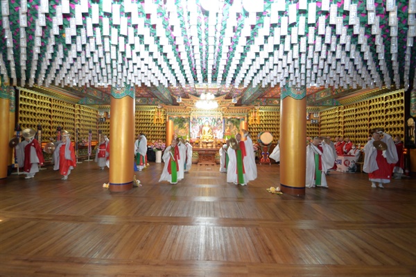 '일본군 위안부 피해자 및 강제징용 노동자 위령재’ 에서 광주전통불교 영산재 보존회 스님들이 바라춤을 추고 있다. 