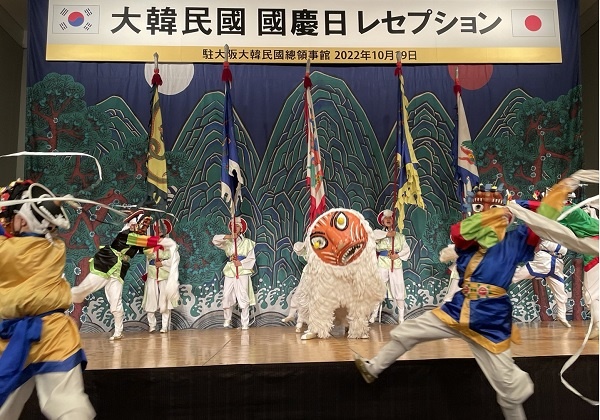          주오사카대한민국총영사관이 주관한 대한민국 국경일 축하행사는 백두학원 건국중고등학교 사물놀이패의 북소리와 봉산탈춤으로 시작되었습니다.