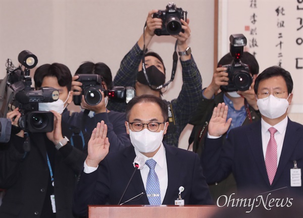  이원석 검찰총장이 2022년 10월 20일 서울 여의도 국회에서 국민의힘이 단독 개의한 법제사법위원회 대검찰청 국정감사에서 증인 선서하고 있다. 