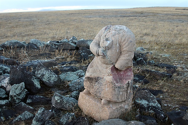 람트석인상에서 백여미터 떨어진 지역에 있는 석인상. 머리와 팔 다리부분이 손상되어 있다.    