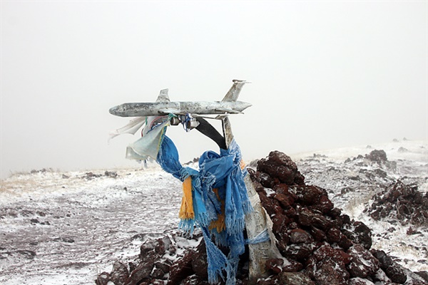 눈보라와 강풍이 몰아치는 실링복드산을 오르니 오보위에 비행기 모형이 놓여있었다. 안전운항을 기원했을 걸로 추정된다.  