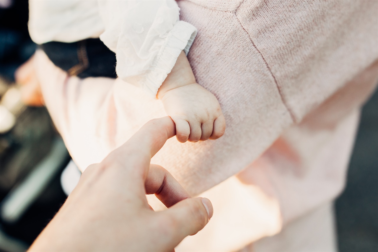 생후 50~100일 무렵의 아기 손바닥에 어른 손가락을 갖다대면 반사적으로 감싸 쥔다. 엄마를 놓치지 않고 꼭 잡으려는 본능일까.
