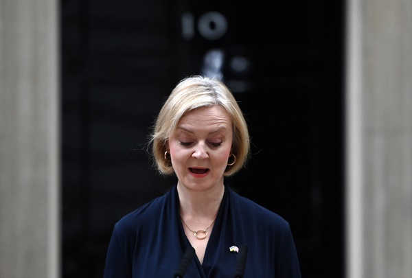 리즈 트러스 영국 총리가 2022년 10월 20일 영국 런던 다우닝가 10번지 밖에서 사임 성명을 발표하고 있다.