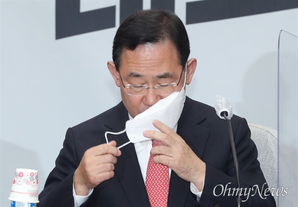 주호영 국민의힘 원내대표가 21일 서울 여의도 국회에서 열린 국감대책회의에서 발언하기 위해 마스크를 벗고 있다.


