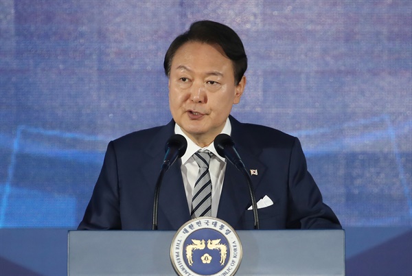 윤석열 대통령이 21일 인천시 연수구 송도컨벤시아에서 열린 제77주년 경찰의날 기념식에서 축사를 하고 있다. 