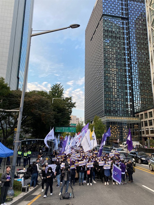 2022년 10월 15일(토) 오후 2시 서울 종각역 앞에서 열린 <여성가족부 폐지안 규탄 전국 집중 집회-성평등 민주주의 후퇴, 우리가 막는다!>에서 참여자들이 행진하고 있다.