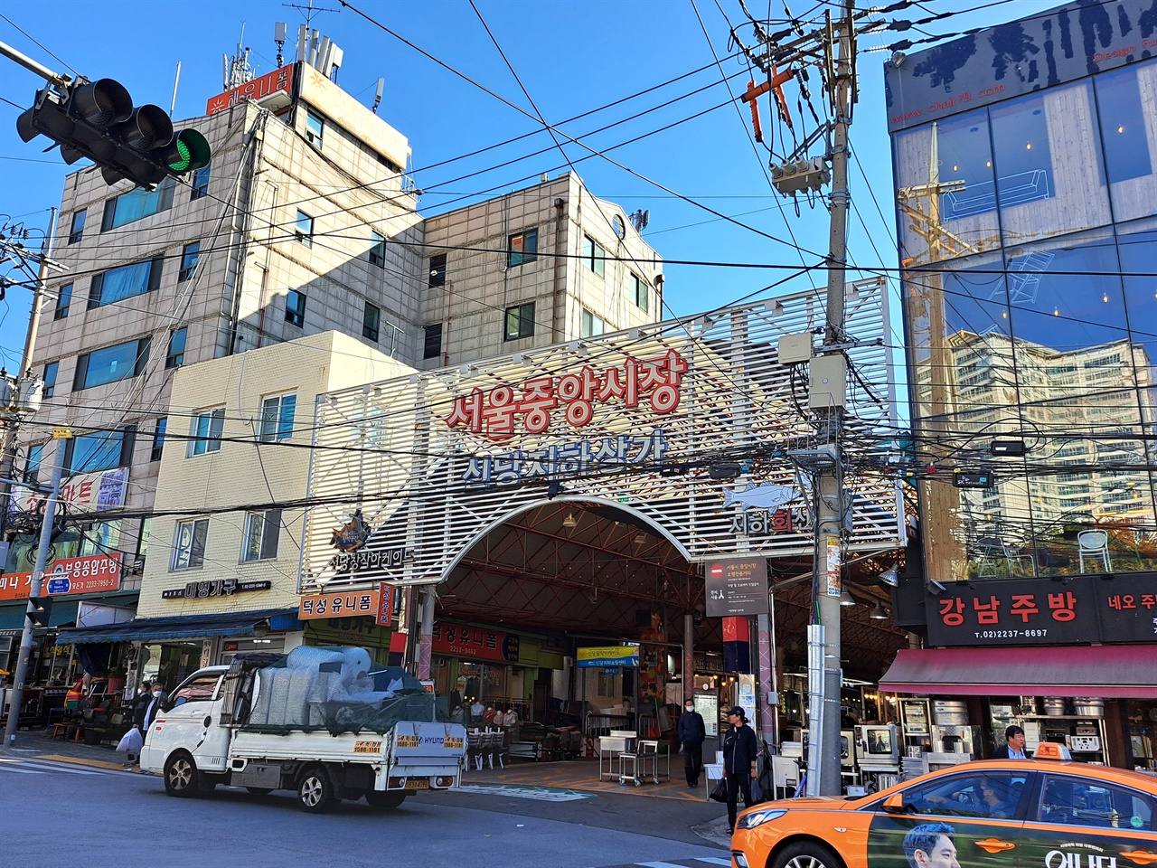 황학동 공간구조의 중심을 이루는 서울중앙시장 북측 입구 모습. 길 건너가 주방거리 및 중고시장 자리임.