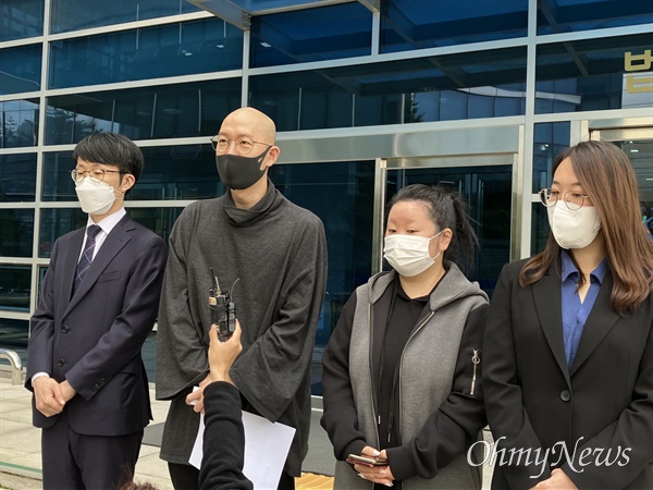 타투이스트 김도윤 타투유니온 지회장(왼쪽에서 두번째)이 21일 12시경 서울북부지법 앞에서 기자회견을 열고 발언하고 있다.