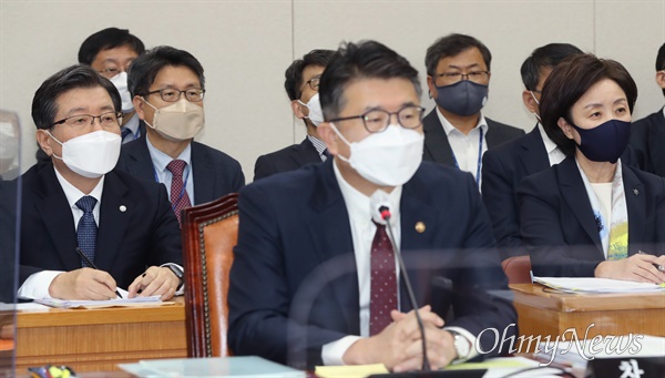2022년 10월 21일, 임홍재 국민대 총장(뒷줄 왼쪽)과 장윤금 숙명여대 총장(뒷줄 오른쪽)이 서울 여의도 국회에서 열린 교육위 종합감사에 증인으로 출석해 있다. 