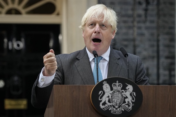 지난 9월 6일 보리스 존슨 전 영국 총리가 런던 다우닝가 밖에서 연설하는 모습.