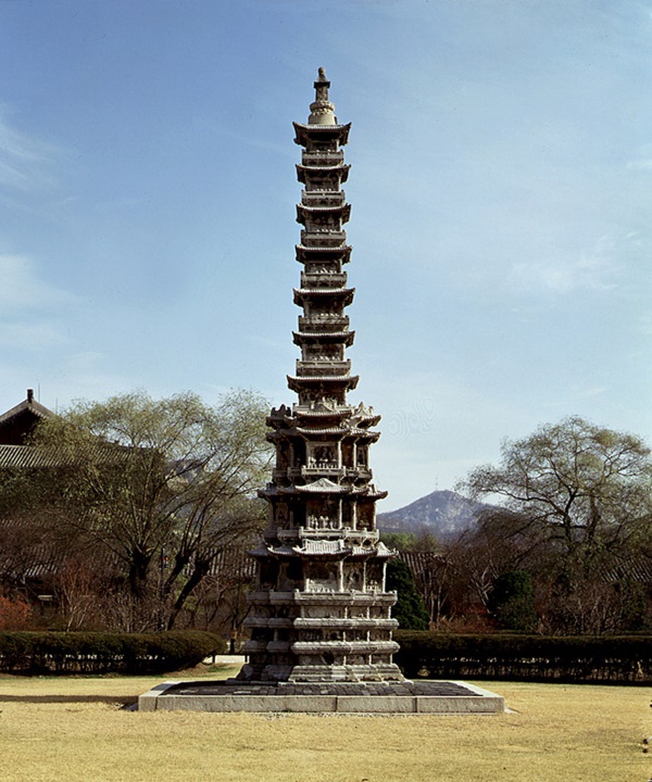 1960년에 경복궁에 다시 세워진 경천사 10층 석탑