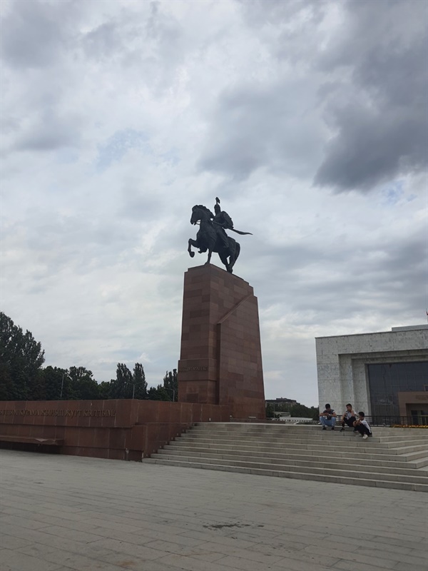 비슈케크 알라투 광장에 서 있는 마나스 장군 동상: 원래 이 자리에는 레닌 동상이 세워져 있었는데 레닌 동상을 밀어내고 마나스 동상이 차지했다.