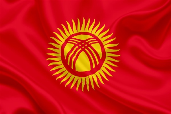 국기 중앙에 표시된 둥근 태양 가장자리 40개의 노란색 불꽃은, 마나스를 도와 키르기스스탄 건국에 기여한 40개 부족을 의미한다. 