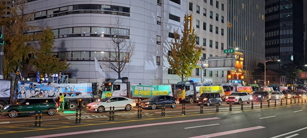 22일 저녁 촛불행동 주최 제11차 촛불대행진이 진행된 서울시청 인근에는 촛불행진의 의미를 새긴 대형 현수막을 건, 진행차량들이 즐비했다. 