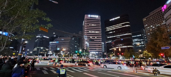 22일 저녁 촛불행동 주최 제11차 촛불대행진이 진행된 서울시청 인근에는 참여시민들과 질서유지를 위한 경찰들이 거리를 가득 메웠다.