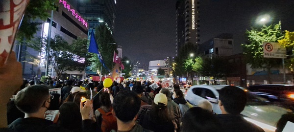 22일 저녁 촛불행동 주최 제11차 촛불대행진의 가두행렬이 서울시청에서 용산 대통령실이 있는 삼각지역까지 진행됐다. 