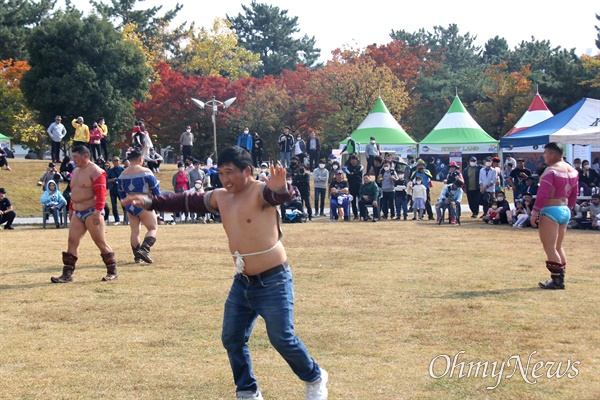10월 21~23일 창원 용지문화공원에서 열린 "문화다양성축제 맘프". 몽골 민속.