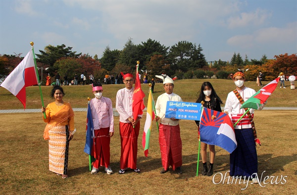 10월 21~23일 창원 용지문화공원에서 열린 "문화다양성축제 맘프". 미얀마 전통 복장.