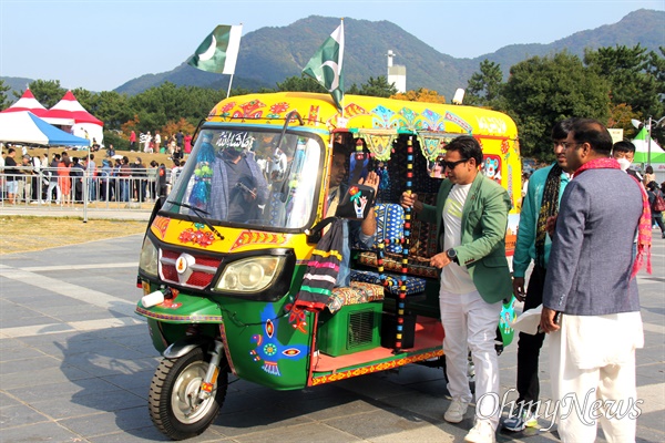 10월 21~23일 창원 용지문화공원에서 열린 "문화다양성축제 맘프". 파키스탄 택시.