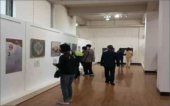 <평택국제사진축전>이 열리고 있는 평택호예술관 전시장