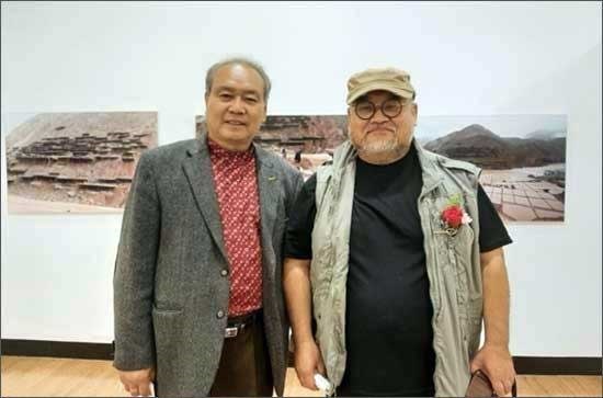 <평택국제사진축전>의 초대작가인 은효진 작가(왼쪽), 류은규 교수(오른쪽)