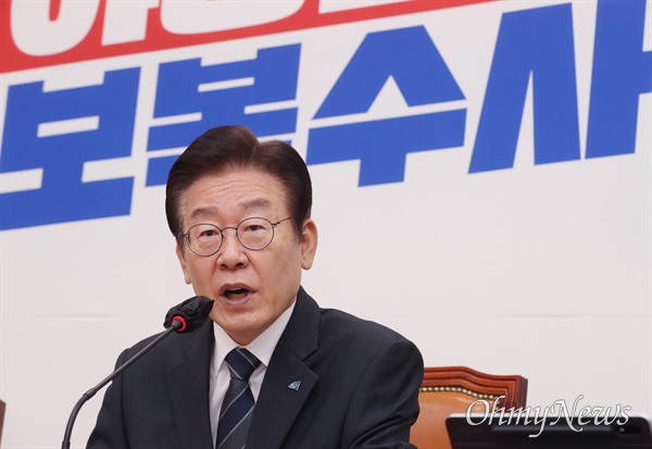이재명 더불어민주당 대표가 24일 서울 여의도 국회에서 열린 최고위원회의에서 발언하고 있다. 