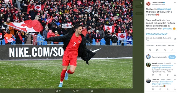  캐나다의 미드필더 유스타키오가 36년 만에 월드컵 본선 진출을 확정지은 이후 깃발을 휘날리며 환호하고 있다. 